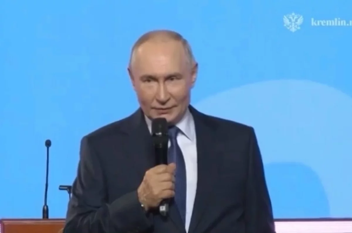 The schoolboy appreciated the football pass of Putin