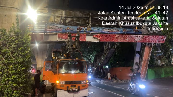 JPO in Tendean Damaged After Being Hit by Truck, Motorists Asked to Seek Alternatives