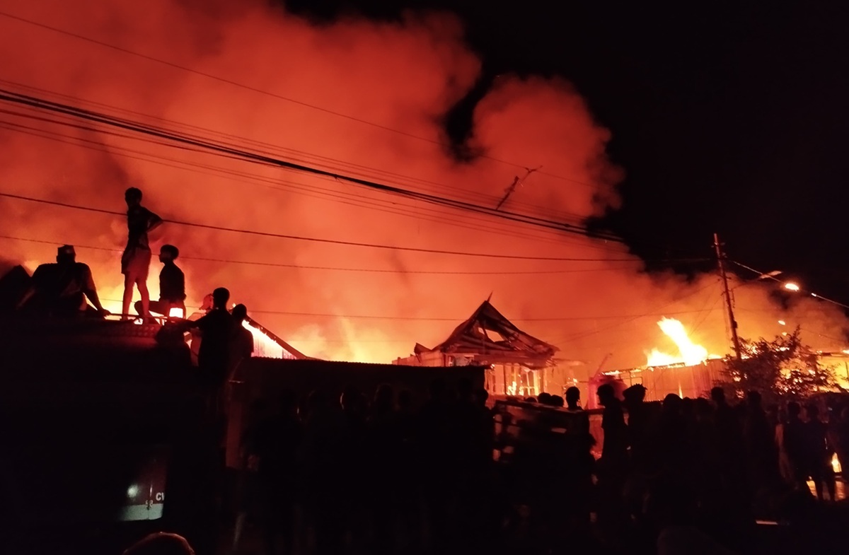 Big Fire in Tallo, Makassar, Razed 56 Houses of Residents