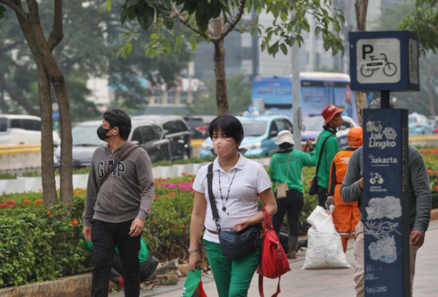 Kinshasa and Kampala top the list with AQI readings of 243 and 240, while Jakarta's AQI reaches 137