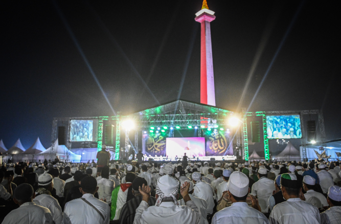 Police prepare parking lots for participants of the National Dhikr event at Monas
