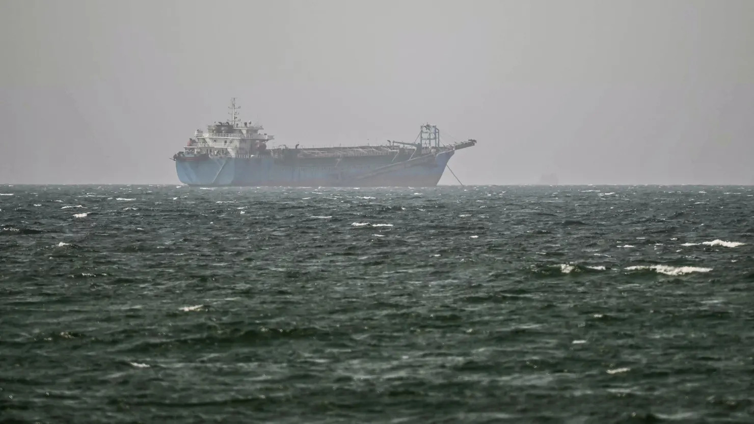 World Oil Prices Strengthen, Market Eyes Plan to Restrict Ships in Strait of Hormuz