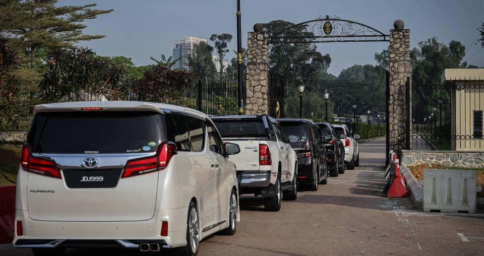 Incoming Johor EXCO arrives at Istana Bukit Serene