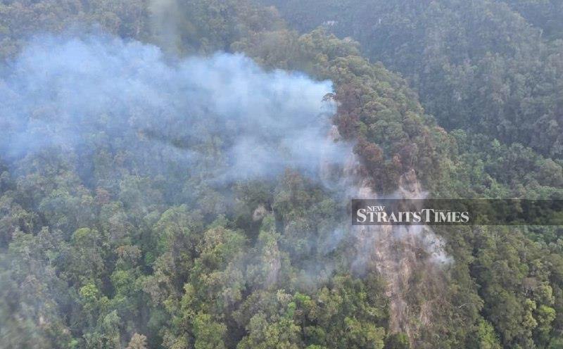General : Helicopter Used To Fight Niah National Park Fires
