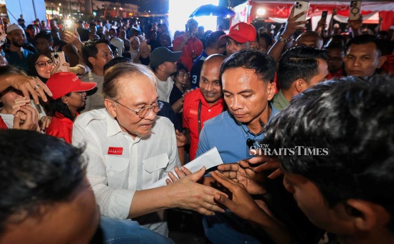 Anwar brushes off early polls call, says unity govt has mandate