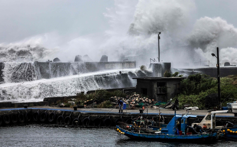 Thousands evacuated as Taiwan shuts down for Typhoon Bavi