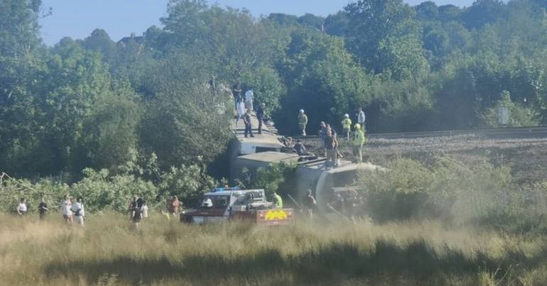 Train derails in the United Kingdom