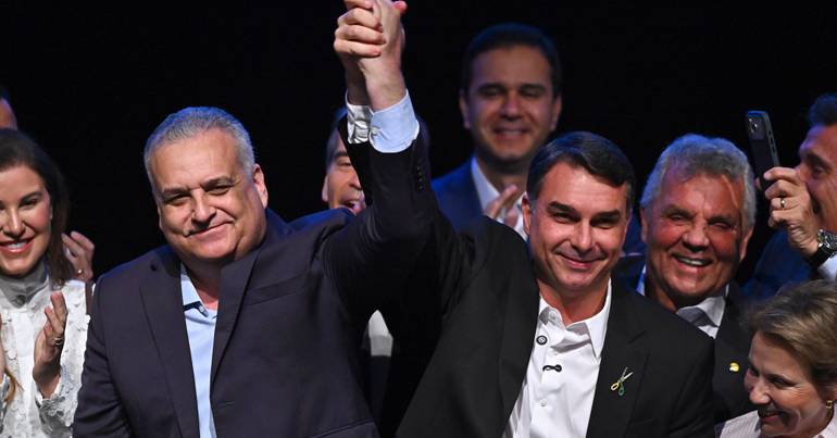Flávio Bolsonaro announces Alfredo Gaspar as vice