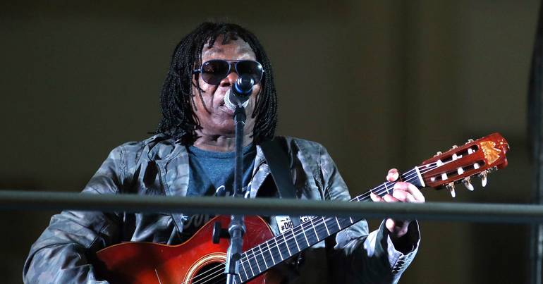 Milton Nascimento admitted with pneumonia is "stable"