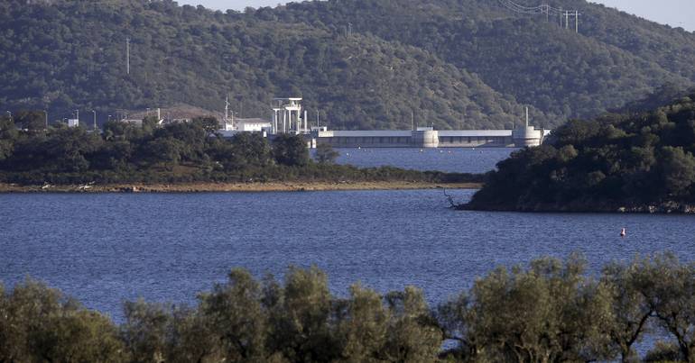 Wounded woman with gravity in aquatic collision in Alqueva