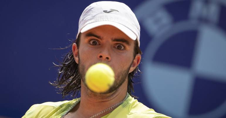 Jaime Faria wins serial head and advances in Estoril Open