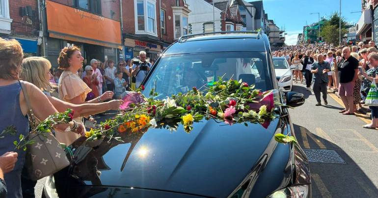 Hundreds say goodbye to Bonnie Tyler in Wales
