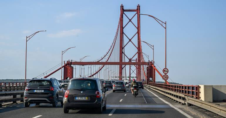 Man travels from scooter on the other hand on bridge 25 April