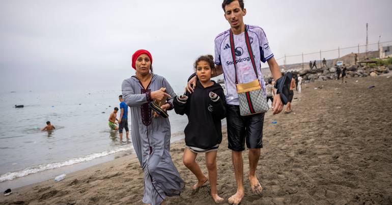 Ceuta and Madrid transfer 500 minors unaccompanied