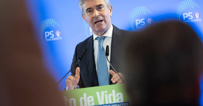 José Luís Carneiro criticizes Education Minister for not taking responsibility for failures that affected thousands of students.