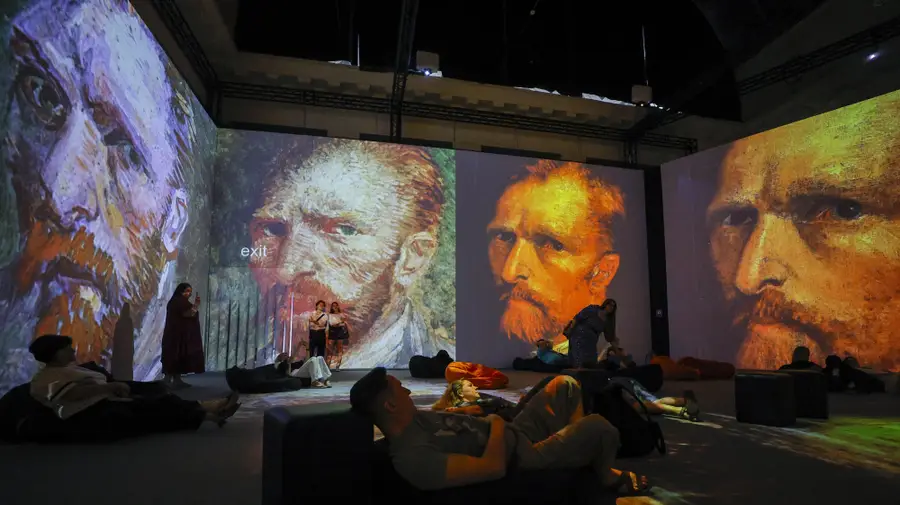 Van Gogh signatures allow us to understand relationship with the work