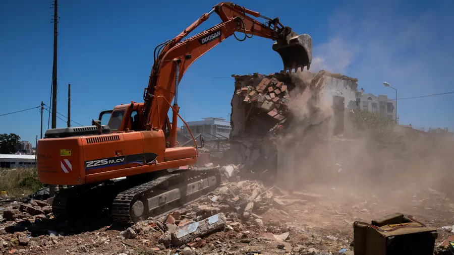 Santarém advances with demolition of illegal buildings