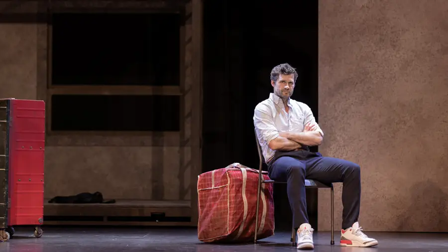 Right-wing mayor cancels theater on immigration