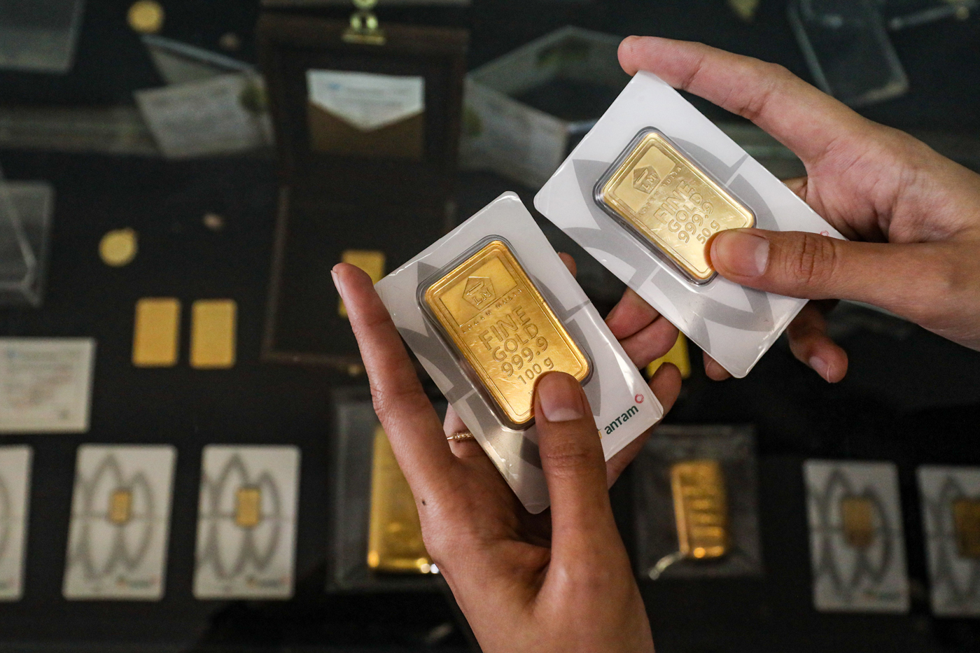 Antam's gold price fell on Tuesday morning, with PPh 22 tax deducted directly from buyback value