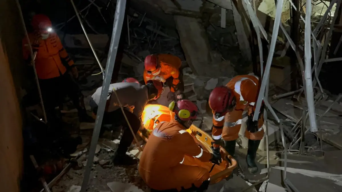 Rescuers evacuated the victim to Bhayangkara Hospital; seven people were at the scene when the blast occurred