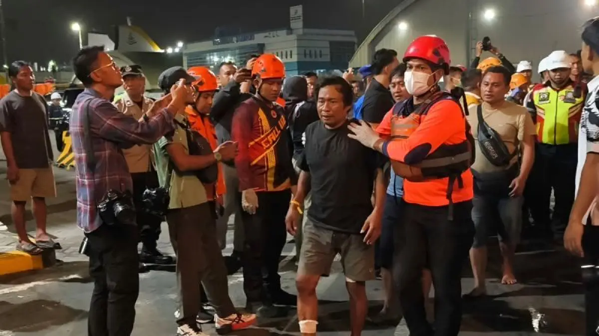 Survivors of the KMP Mutiara Sentosa II fire arrived at Tanjung Perak Port on Sunday night, escorted by joint officers