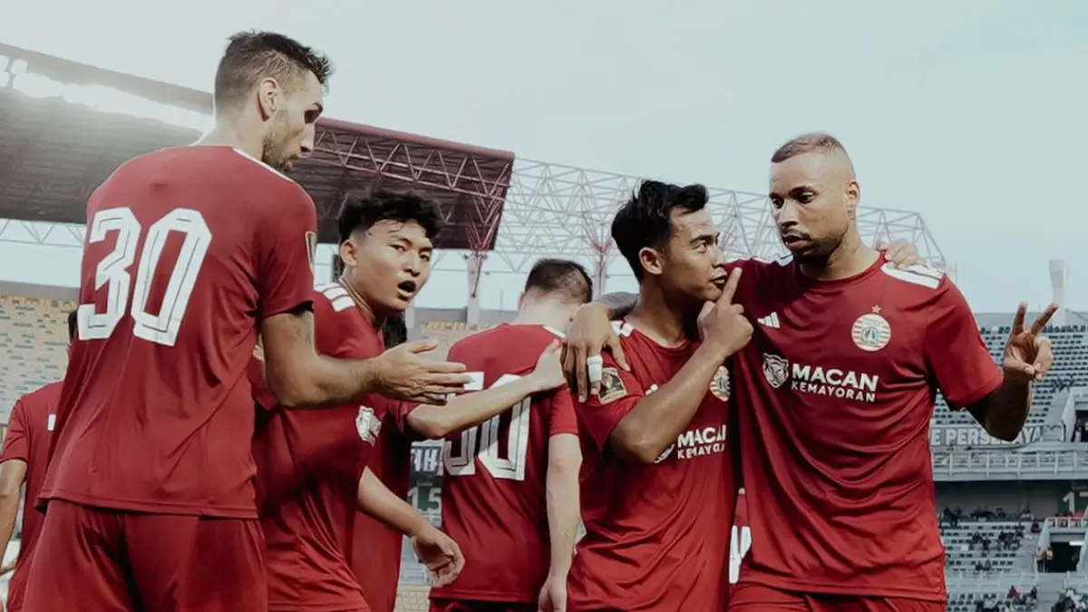 Persija, who lost their opener 0-1 to Persebaya, meet Persib, who have won all matches 1-0, in the semifinals