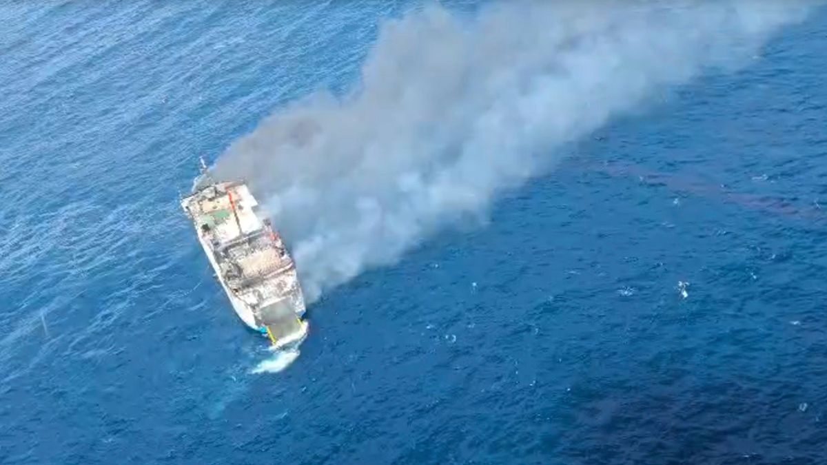 131 people on board: ferry between Bali and Lombok sets fire