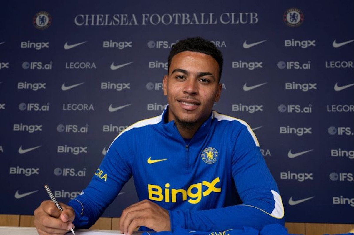 The 23-year-old English centrocampist signs a seven-year contract with the London club until 2033