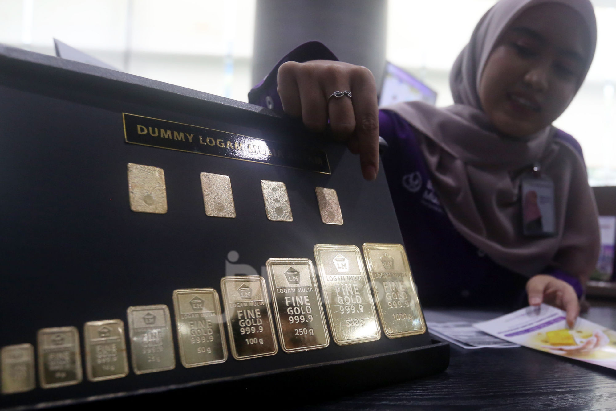 Prices of three gold brands at Pegadaian fell again on Thursday.