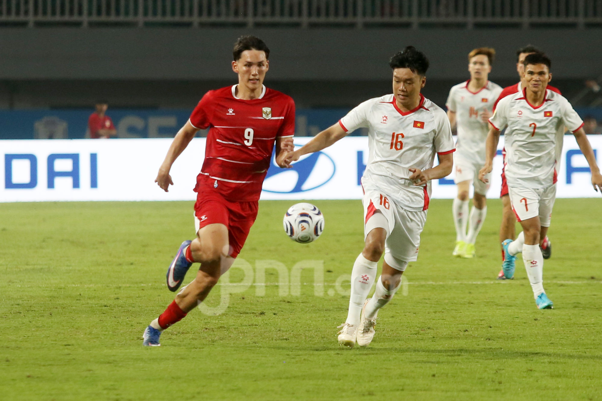 Vietnam scored early through Nguyen Van Vi, leaving Indonesia's team struggling for the rest of the match