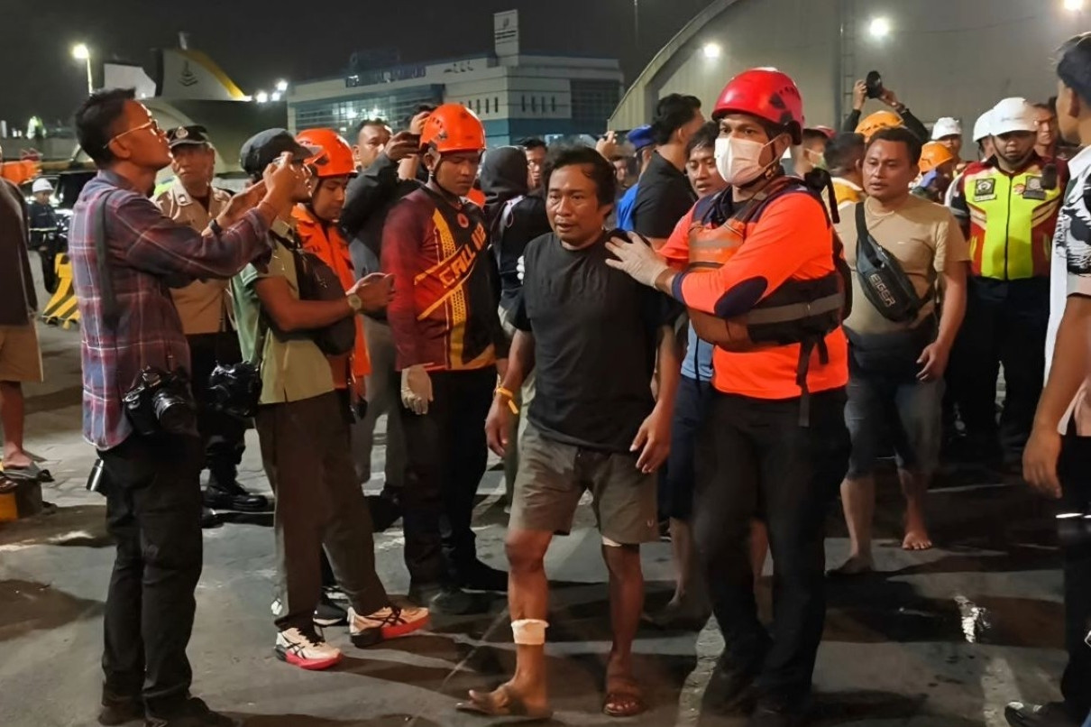 Rescue teams evacuated 234 passengers in total, with 229 survivors and five dead; three ships still en route to Surabaya