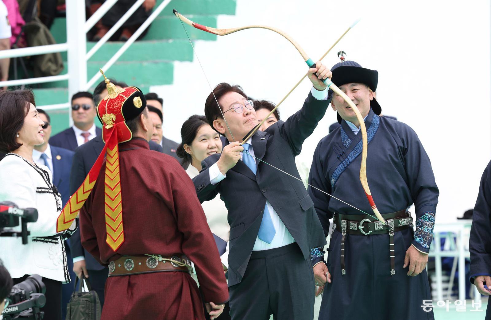 Lee attended the festival as an official guest on the last day of his state visit, experiencing traditional Mongolian culture