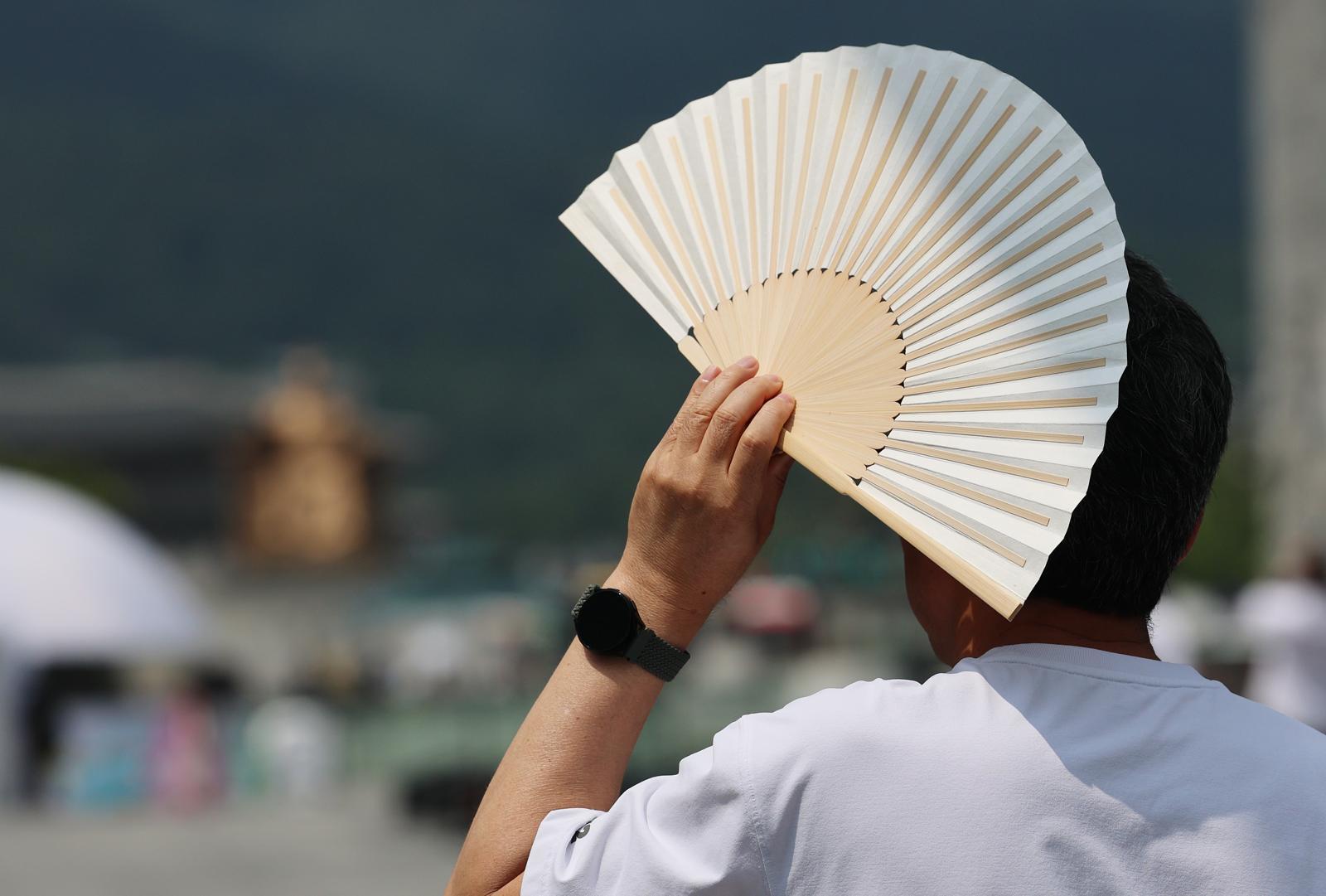 First-ever 'severe heatwave warning' issued for Gyeongsan and Pohang... "Immediately stop outdoor activities"