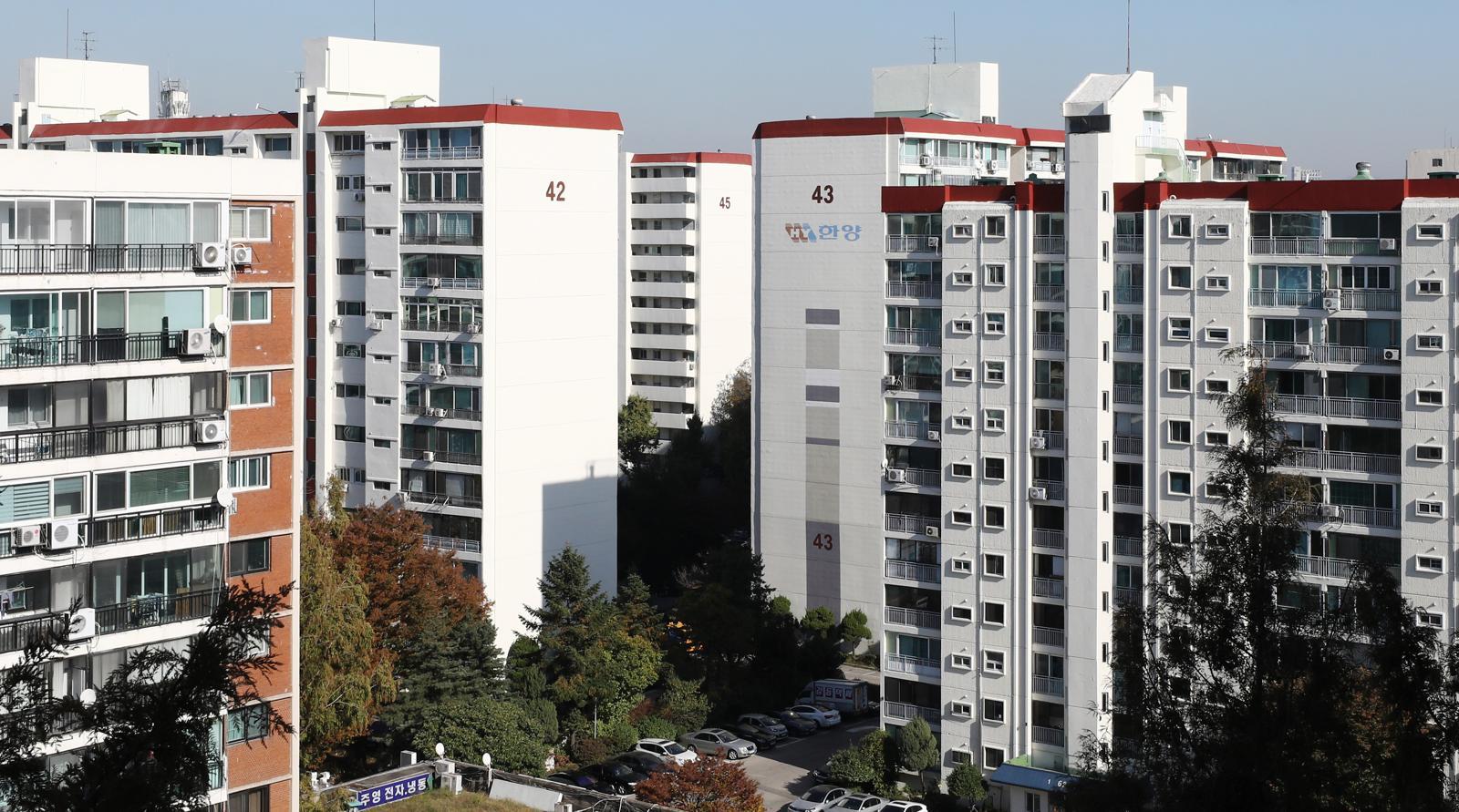 Around 20 residents evacuated themselves; 3 were rescued by firefighters; a woman in her 70s suffered smoke inhalation