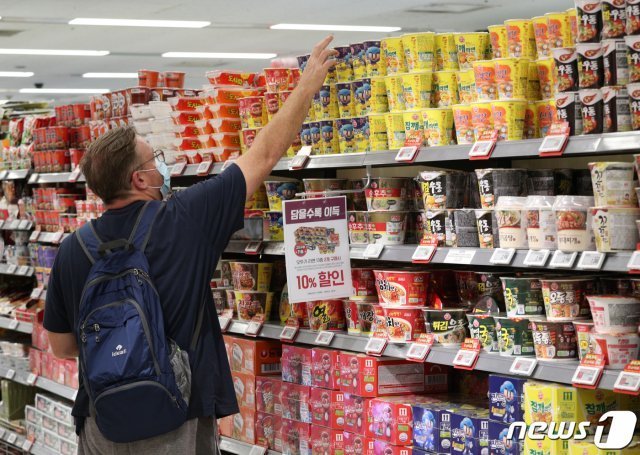 Nongshim raises prices of 43 items including cup noodles, snacks, and beverages by average 5.8%... bag noodles excluded