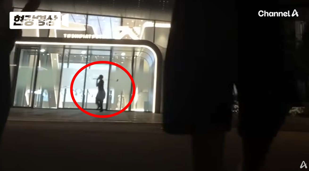 20-something woman arrested in the act for 'bang' on YG building entrance door with golf club