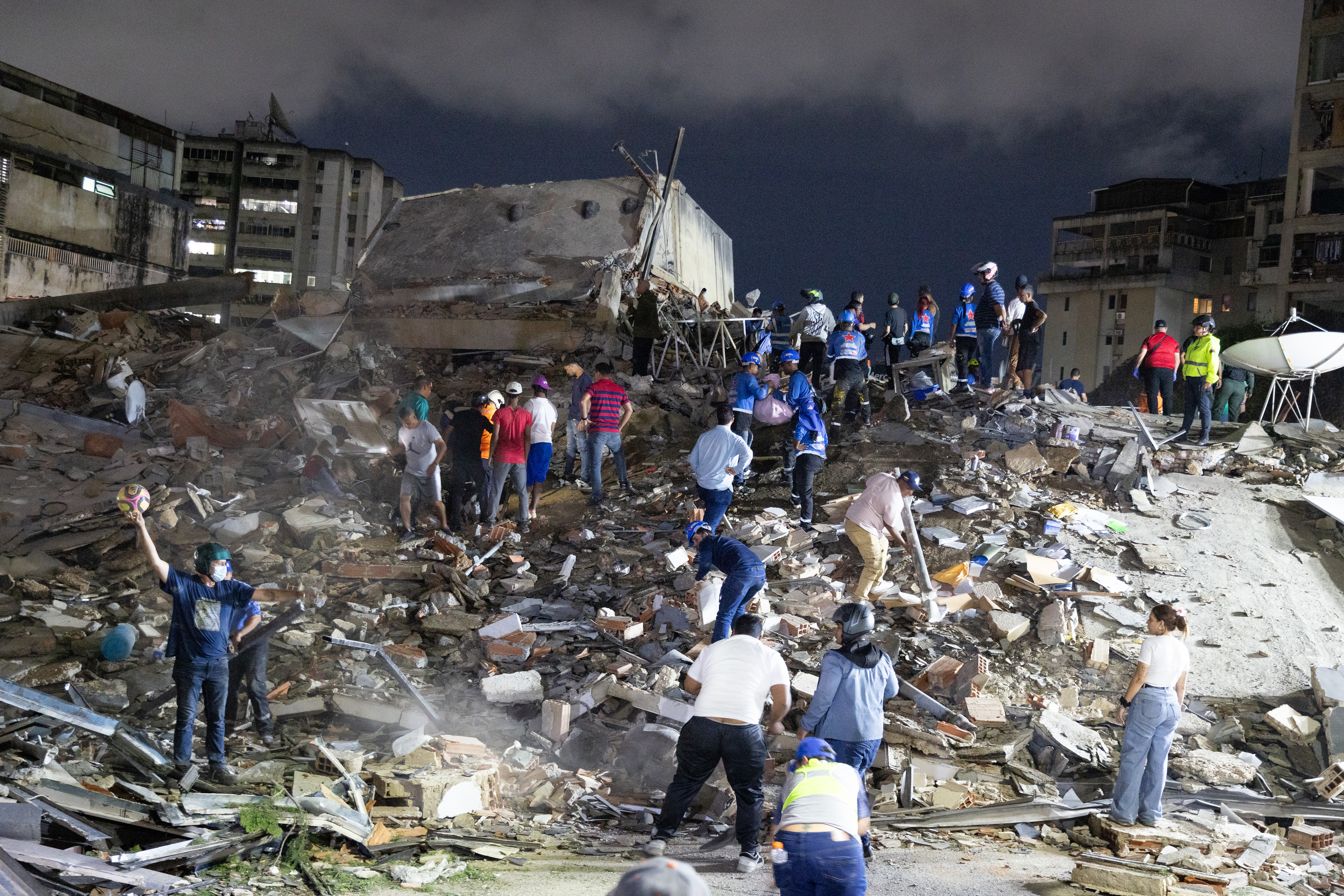Two strong earthquakes shake the capital and the Venezuelan coast; among the deceased there are two Spaniards