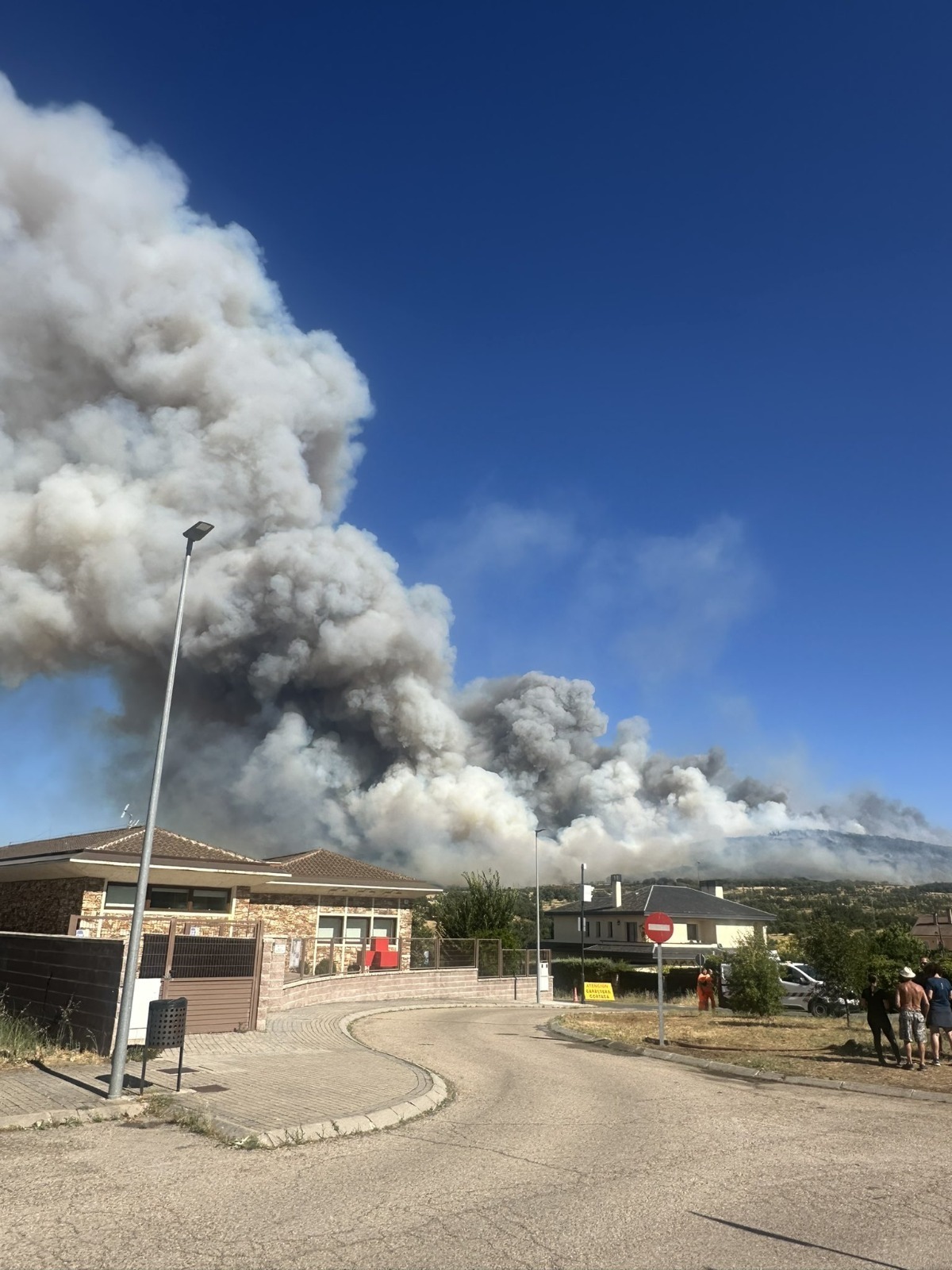 The Community of Madrid activates level 2 by the fire of Lozoyuela: they contain Buitrago and evict several urbanizations