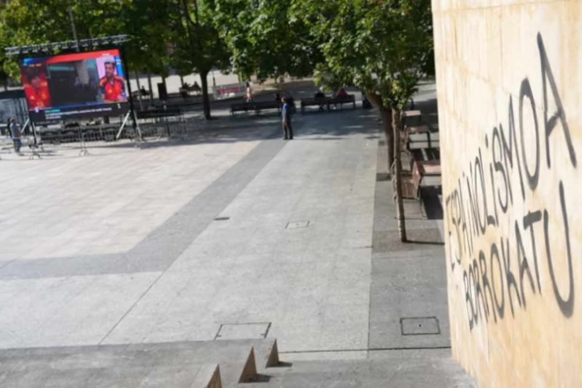 Abertzal radicals attempt to sabotage the giant screen in Bilbao