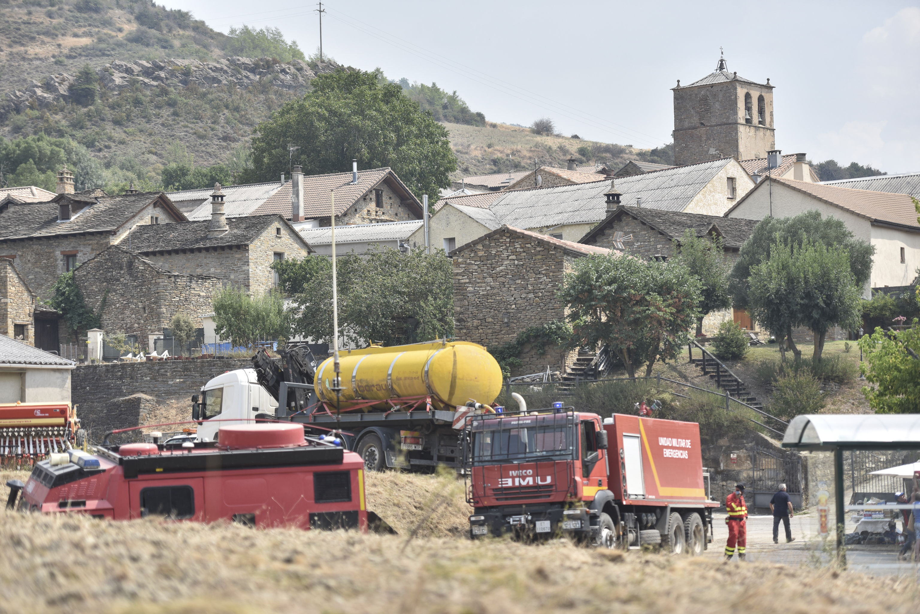 One military officer killed and three injured when a UME self-bomb was dropped in the fire at Las Peñas de Riglos