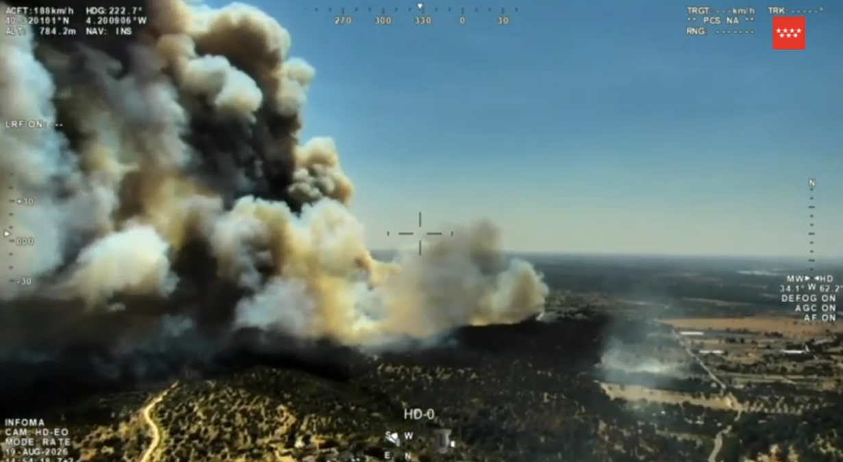 A new forest fire in the Sierra Occidental of Madrid forces the confinement of Fresno Village and Villamantilla