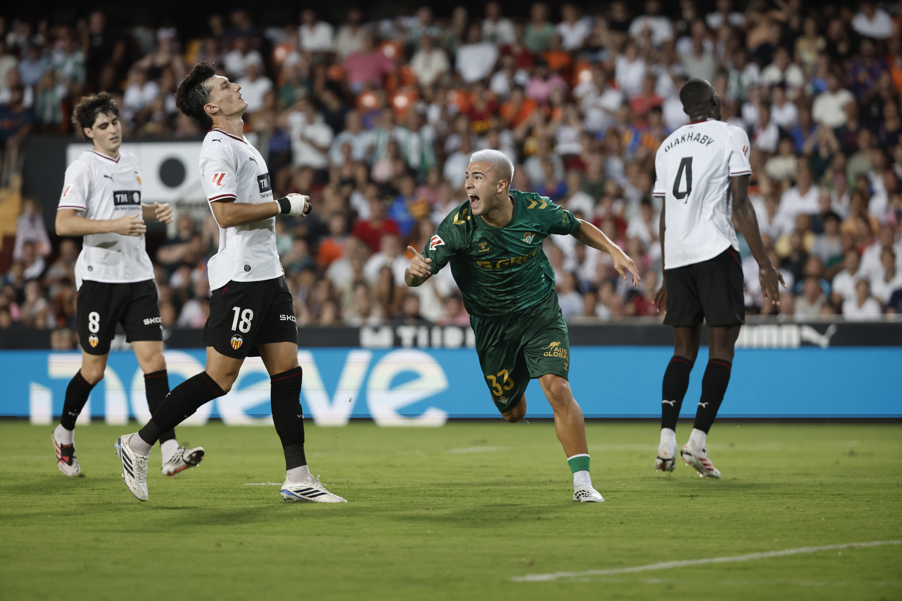 The Betis wakes up in time to burn Valencia with a goal by Pablo García