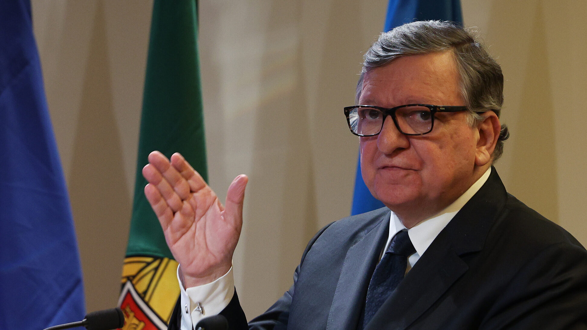 If extremes come to power in France or Germany, EU "survives"?