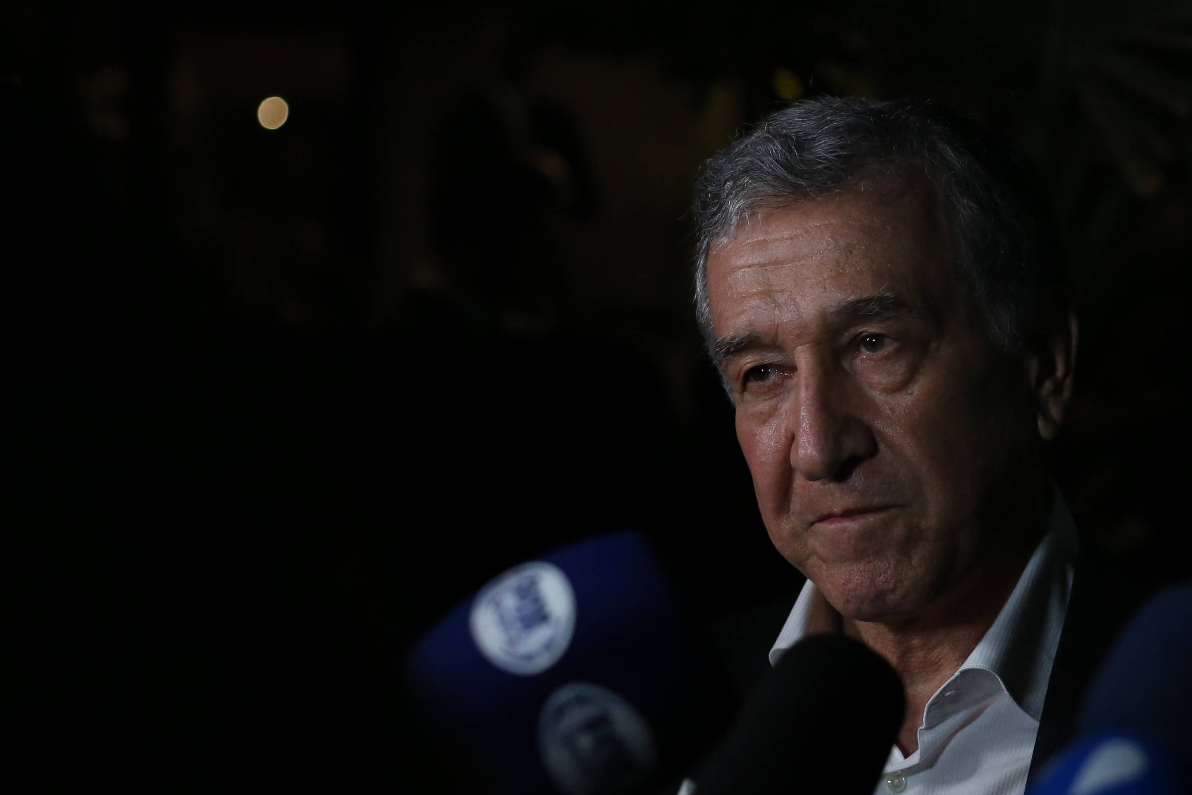Parreira shows mild improvement, but still in severe condition in the ICU