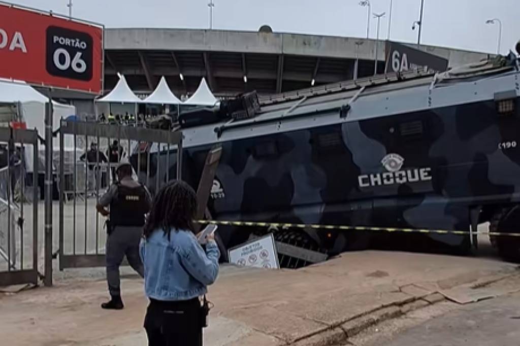 VIDEO: Choque car falls down after sidewalk yield in front of Morumbis before Harry Styles show in SP