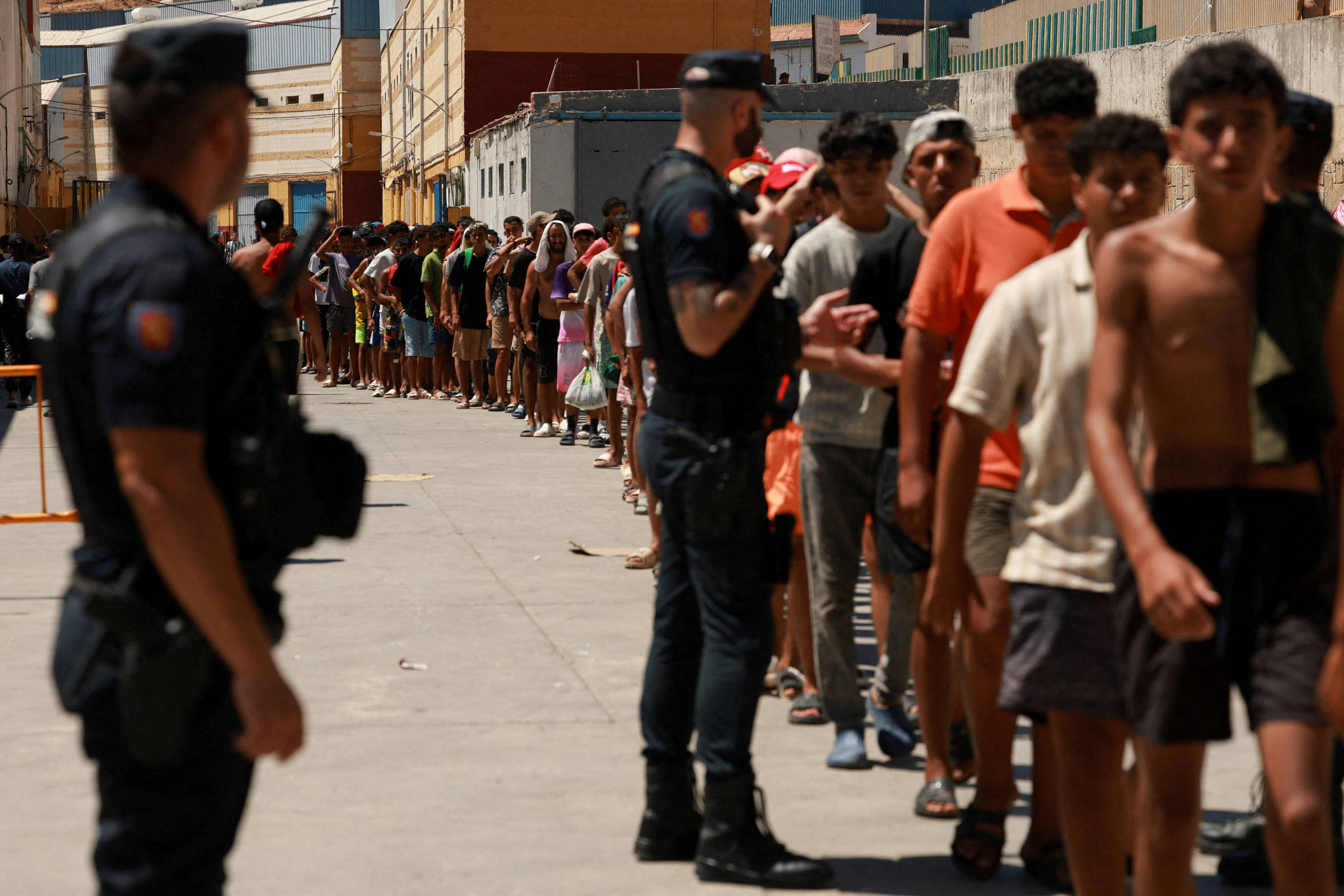 Spain will take 1.3 thousand children and young immigrants from Ceuta to Europe
