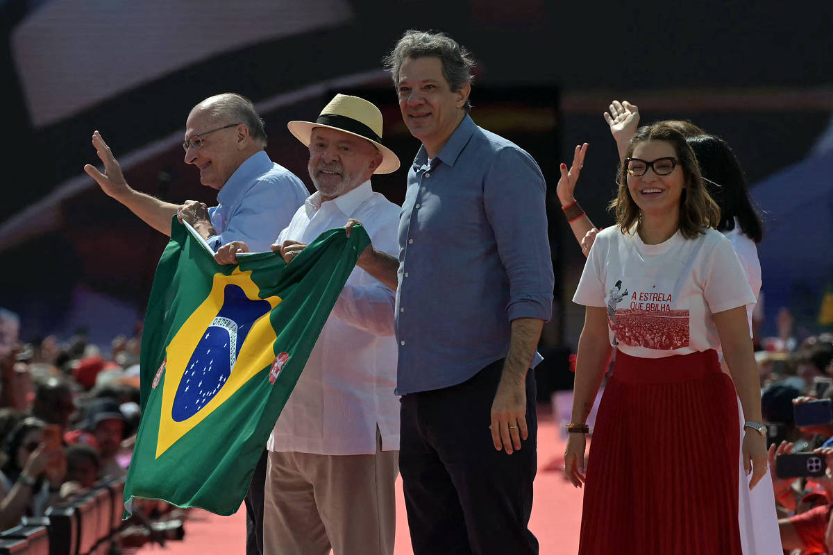 Lula uses helicopter to go campaign launch in SP