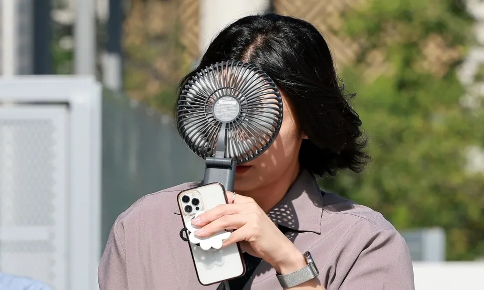 Setting air conditioning to 27°C with a fan lowers perceived temperature by about 4°C, reducing energy use
