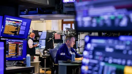 Wall Street closes in red and the Nasdaq loses 4.6% weekly in the face of doubts by the IA