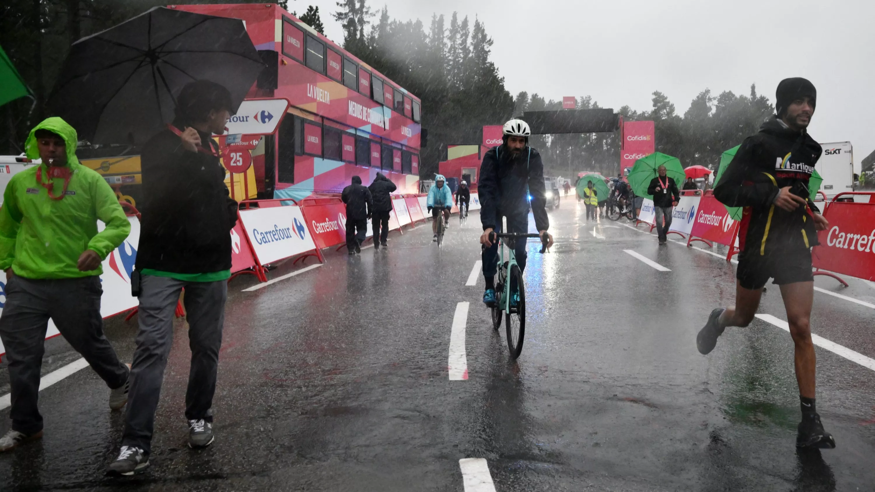 Tour of Spain: caught in a violent storm with hailstones, the riders stop to get sheltered, the stage cancelled